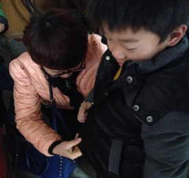现代著名女作家冰心曾说过这样一句话：世上没有一朵鲜花不美丽，没有一个孩子不可爱。因为每一个孩子都有一个丰富美好的内心世界，这是孩子的潜能。
2014年8月底，公司总裁？莆跋壬颖ㄖ缴匣裣の浣愤胖行挠锥傲跷木、刘文斌两位小朋友因为家境困难，无法顺利完成学业，随机委派ob电竞手机连锁总经理卢建荣和江苏联融投资总经理毛振宇前往探望。