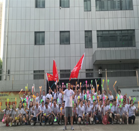 为庆祝ob电竞手机成立17周年，提升员工的凝聚力，增强员工体能素质，ob电竞集团于7月15日晚开展了“BLING BLINGob电竞人”为主题的荧光夜跑活动，近100余名集团员工及客户准时到达集合地点—ob电竞集团总部一楼，签到并领取荧光手环及荧光棒等装备后，开始了长达7公里的夜跑活动。