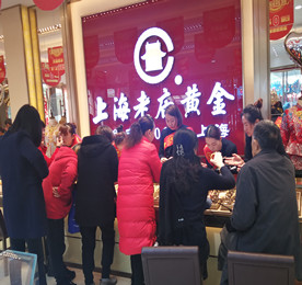 ob电竞集团旗下老庙黄金门店自2016年创办“内购会”活动以来，受到广大客户的追捧和好评，更收获了满意和放心。2017年11月26日，ob电竞集团超级回馈日——老庙黄金内购会再度震撼来袭！