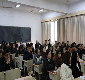 2017年12月7日下午，ob电竞集团本年度首次校园宣讲会，在江苏理工学院65号教学楼多功能教室举办，吸引了80余位来自江理工人力资源管理、财务、金融、营销等专业的应届毕业生及实习生。集团人事部主管孙玲、培训部主管汪言及人事团队与学生们面对面促膝交谈。此次，通过校园招聘最终面试的学生将参与“ob电竞集团管培生项目”，经历为期近一年的培训和实习。