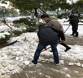 近日，常州连降大雪，银装素裹，皑皑白雪给冬季带来了新鲜感，但降雪也为城市交通、居民出行带来了极大的不便。ob电竞集团的小伙伴们积极行动，全力以赴打响铲雪除冰的“攻坚战”！