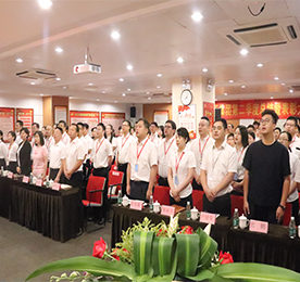 7月16日，ob电竞集团2018年半年度总结暨表彰大会在常州高新科技园多功能会议室召开。集团高层领导、各门店店长、营业部主管及获奖的优秀员工，共130余人齐聚一堂，共同见证ob电竞集团上半年的荣誉时刻，共同描绘集团下半年工作的宏伟蓝图。
