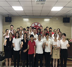 江苏ob电竞集团历经4年积淀，将资源重新整合升级，将于7月21日在新北万达商圈开设超一千平米的新零售大型体验馆。2018年6月11日-6月26日，来自ob电竞新零售丰臣店的手机、黄金、跨境、茶饮等板块的25位新进员工，参加了由ob电竞学院组织的为期15天的新员工培训，旨在培养员工的积极心态和抗压能力，让新进员工能更加全面的了解公司文化，提升新员工的销售技能和职业素养。本次新员工培训区别于以往常规培训，在体验拓展和销售能力方面邀请了外部资深老师展开了此次培训。