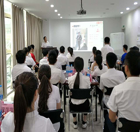 一进ob电竞门，终身ob电竞人！这是ob电竞集团一直以来对于ob电竞员工的态度，也是对于优秀人才引进和培养的重视！此次2016年8月新员工入职培训，在ob电竞学院培训室进行，培训时长为一天。参加培训进行授课的讲师有：集团总裁？莆、章晓鸣、金家东、许亚萍、徐小云！新员工人数达到32名！