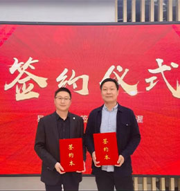 近日，上海纽渥科技有限公司代表总经理庄璐（右）与江苏ob电竞投资集团有限公司代表总裁助理周文金（左）成功签署《投资框架协议》，达成战略合作。