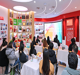 3月5日，湖塘镇在武进人民商场举行“学雷锋·文明实践我行动”青湖暖“新”行动暨“春日打造”志愿服务活动。