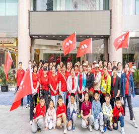 5月12日上午，武进人民商场组织了30余人的暴走队，参加了“一袋牛奶的暴走”公益活动。早上8点，暴走队伍在“青果荟（文化宫店）”集合完毕，挑战长达10公里的爱心征程。