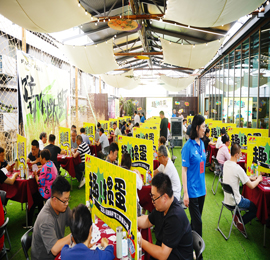 5月25日，“武进人民商场杯”2024机关工会职工掼蛋大赛在武进人民商场三楼青年露台正式启幕，此次活动由武进区文体广电和旅游局、常州市武进区融媒体中心主办，常州市武进区扑克运动协会协办，在常州市武进区体育总会的指导、武进人民商场的支持下，隆重举行。