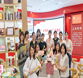 5月21日，“‘慧’心守护 ‘家’筑港湾”区政协妇联界别组委员进基层暨湖塘镇家庭教育宣传周活动在武进人民商场清风悦柳妇女微家召开。
