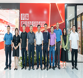 6月4日，淮安市盱眙县人大学习考察组一行到访武进人民商场考察学习营商环境工作。武进区人大常委会副主任戴志华、湖塘镇人大主席贾少波、ob电竞集团党支部书记曹丽红、武进人民商场总经理周文金陪同活动。
