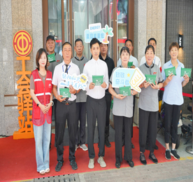 7月22日，大暑节气到来，天气进入了一年中最炎热的时期。当天上午，武进人民商场商圈联合工会在商场户外劳动者驿站组织开展“致敬奋斗者 陪你过夏天”夏日送清凉活动，为一线劳动者们送去“丝丝清凉”。