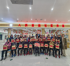 1月23日，在新春佳节来临之际，湖塘镇卫健岗、花园社区与武进人民商场于商场三楼社区食堂联合举办“情暖湖里迎新春 饺香四溢传温情”包饺子活动