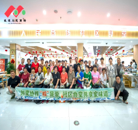 粽叶飘香迎端午，邻里齐聚话温情。5月21日下午，武进人民商场内一片欢声笑语，热闹非凡。来自花园、南街、何留、湾里、聚湖、府南、大二、蒋湾、长虹9个社区的60余名居民齐聚一堂，共同参与了由武进人民商场社区食堂主办的端午包粽子活动，湖塘镇民政科科长刘宇、副科长叶小玲出席活动，与居民一同感受端午节日的独特魅力与邻里间的深厚情谊。