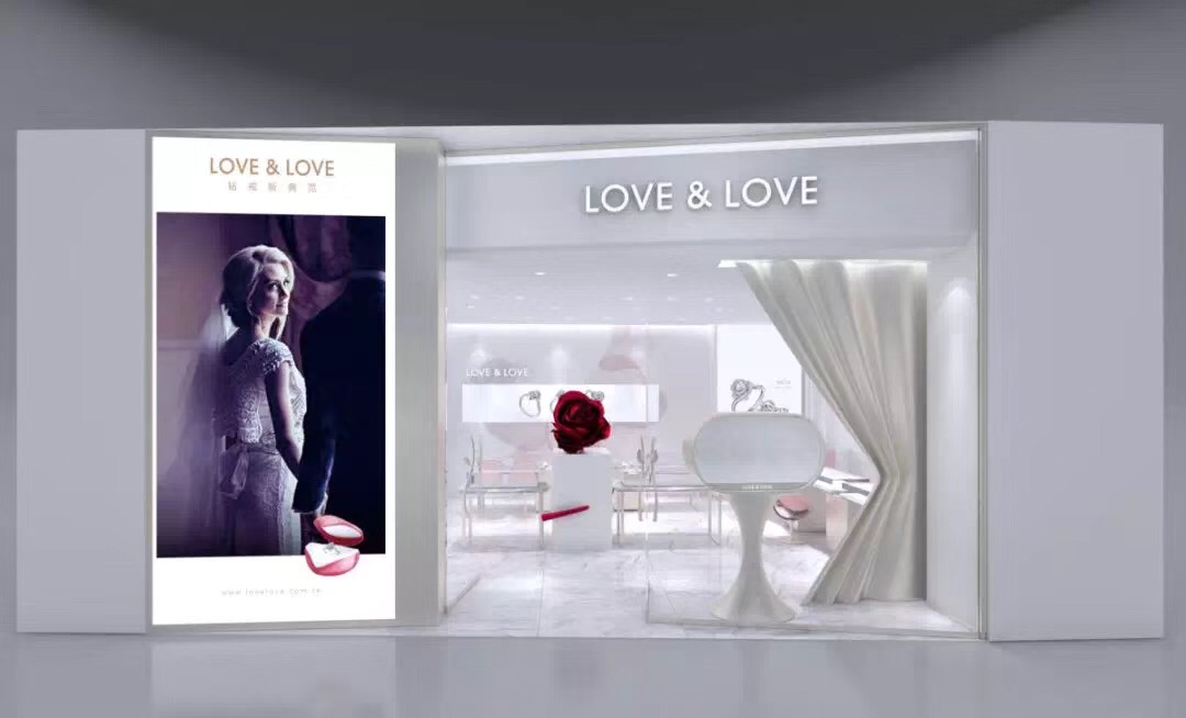 ob电竞集团旗下LOVE&LOVE高级时尚珠宝龙湖天街店，预计于2018年9月28日正式开业。LOVE&LOVE珠宝以“钻戒新典范”为核心定位，以28-45岁结婚群体及高品的时尚女性为主要消费对象，以爱为本，因爱而生，为真爱代言。同时凭借其浪漫的品牌形象和饱含爱愿的产品设计受到市场追捧，结合先进的珠宝制造工艺，LOVE&LOVE珠宝始终为顾客提供充满爱的内活及兼具时尚品味的产品。 