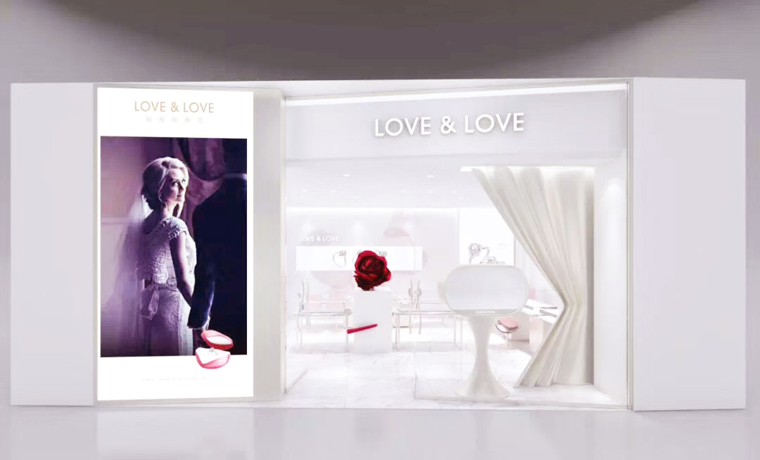 9月28日，LOVE&LOVE常州龙湖天街店浪漫登陆。LOVE&LOVE高级时尚珠宝由世界著名珠宝艺术大师领衔设计，将真挚的情感、珍贵的材质，以及传世的珠宝艺术完美结合，只为真爱代言，成为钻戒新典范。ob电竞集团携手LOVE&LOVE为常州广大市民带来浪漫时尚的购物新体验。