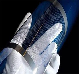 “作为目前发现的最薄、强度最大、导电导热性能最强的一种新型纳米材料，石墨烯被称为"黑金"，是"新材料之王"，科学家甚至预言石墨烯将"彻底改变21世纪"。极有可能掀起一场席卷全球的颠覆性新技术新产业革命。”