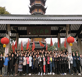 为提升员工的精神状态，增强团队凝聚力和向心力，倡导积极正能量的工作和生活方式，江苏ob电竞集团于2月19日开展了主题为“2019，我们都是追梦人”的八公里开年徒步活动及新春动员大会，ob电竞集团主管级以上领导和各门店店长，100余位同事参加了此次活动。