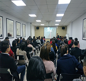 为提高ob电竞集团各业务板块的社群运营能力，拓展员工社群运营思维，提升员工对新媒体工具的运用方法和效率。3月27日上午，由ob电竞集团人力资源部组织各业务板块店长级以上员工和集团客服部等相关需求部门，开展了关于《社群运营》的培训。本次培训由资深社群运营专家谢老师授课，谢老师采用理论讲解和案例分析相结合的形式，围绕着社群运营，营销，维护三方面内容展开，在普及社群基础知识和案例操作方面均有涉及。